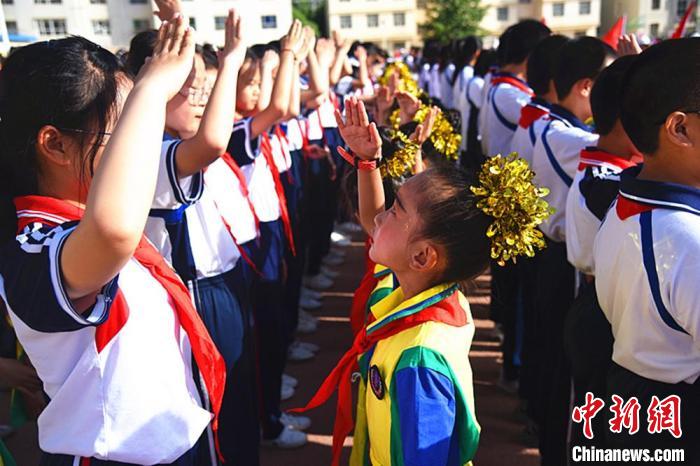 第一师第二中学的入队仪式现场。　代军 摄