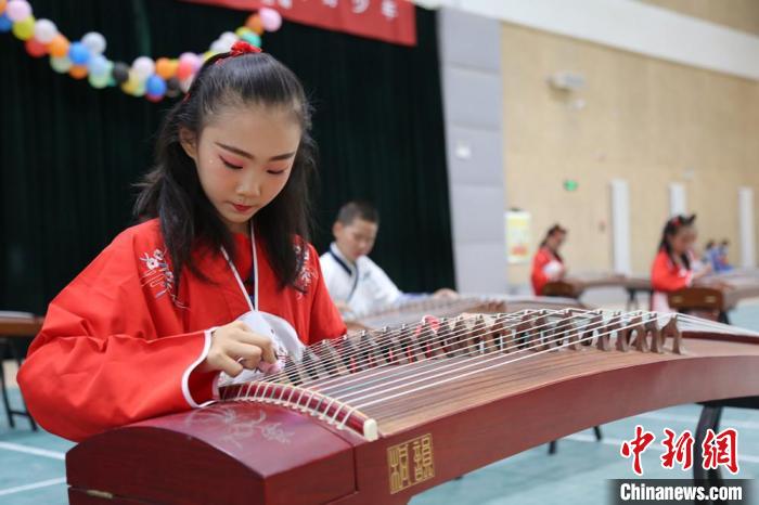 第二师铁门关市第一中学学生表演的艺术舞蹈。　 刘万乐 　摄