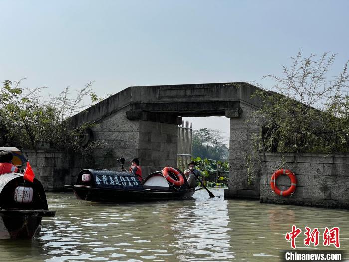 在大禹陵中乘坐乌篷船。　童笑雨 摄