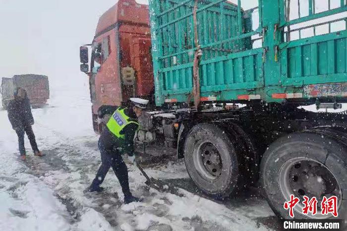 降雪导致能见度降低。　安多县公安局 供图