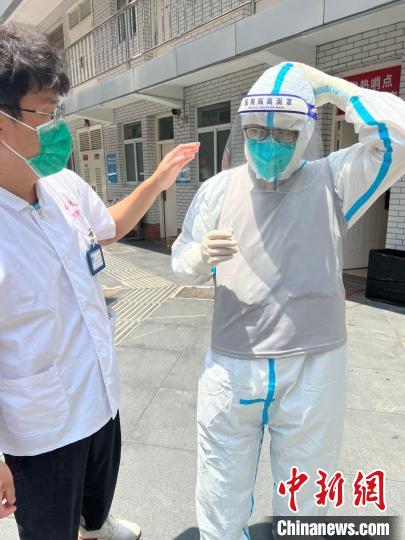 徐家汇街道卫生服务中心的“大白”穿上了“冰袋背心”。　复星供图