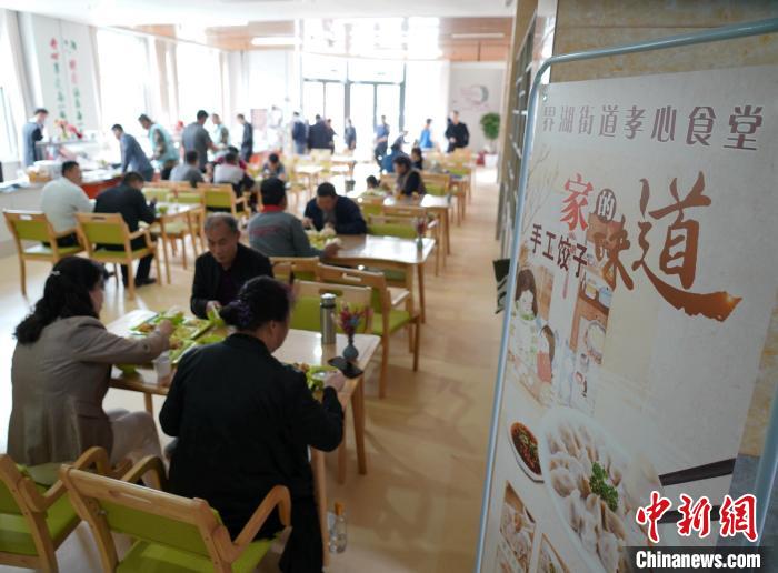 山东省临沂市沂南县界湖街道后中疃社区的居民在“孝心食堂”用餐。　尹君 　摄